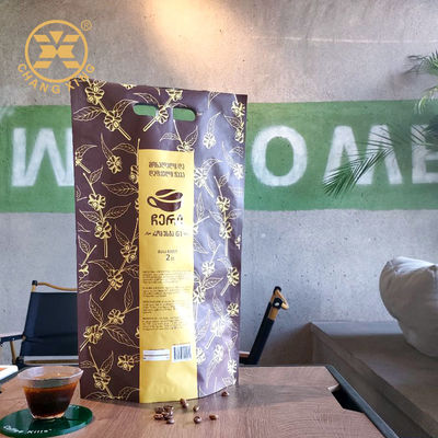 el mate de capa ULTRAVIOLETA 500g acabó el soporte encima de la bolsa del café con la cremallera de la válvula